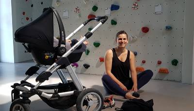 rückbildung mit baby an der Kletterwand